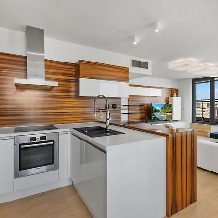 Sky In - With 2 Parking Places Apartamento Bratislava