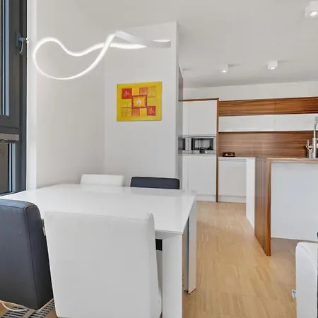 Sky In - With 2 Parking Places 브라티슬라바