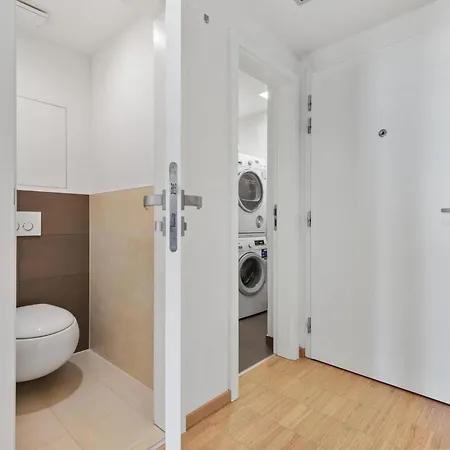 Sky In - With 2 Parking Places Μπρατισλάβα